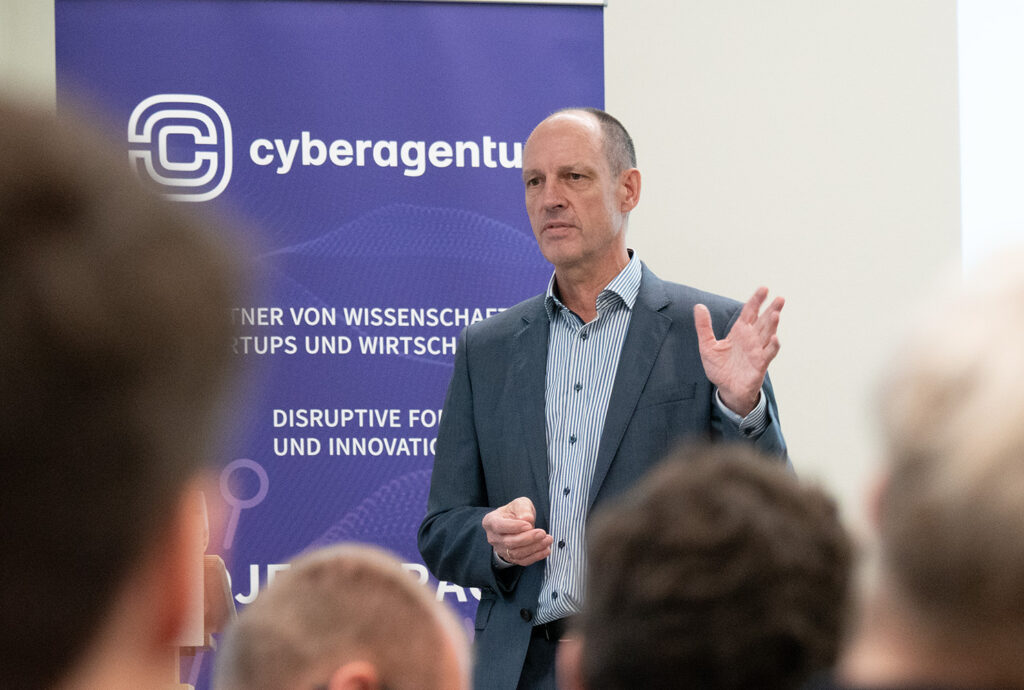 Der Präsident des Polizeiverwaltungsamtes der Polizei Sachsen, Dr. Jörg Michaelis, bei seinem Grußwort zum 3. Netzwerktreffen der Innovationslabore der Polizeien der Länder in der Cyberagentur am 15. November 2023.