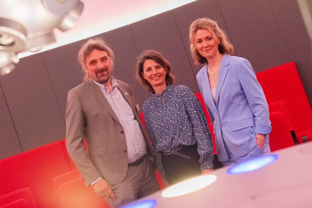 Start des Ideenwettbewerbs HAL2025 der Cyberagentur mit Friederike Dahns, seit März 2024 Abteilungsleiterin Cyber- und Informationssicherheit im Bundesministerium des Innern und für Heimat (Mitte) und Prof. Dr. Christian Hummert Forschungsdirektor der Cyberagentur sowie Projektleiterin Dr. Eva-Maria Heinke, Leiterin Autonome Intelligente Systeme in der Abteilung Schlüsseltechnologien.