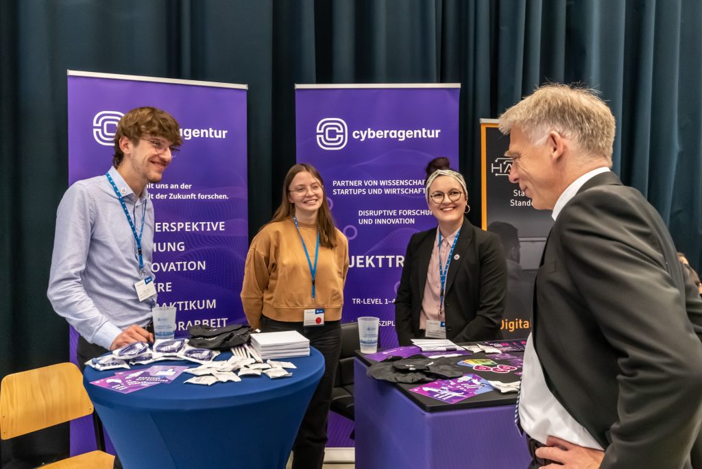 Besuch des Rektors der Hochschule Mittweida, Prof. Dr. rer. oec. Volker Tolkmitt, am Stand der Cyberagentur während des CareerDay am 9. Oktober 2024.