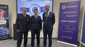 Polizeipräsident der Zentrale Polizeidirektion Niedersachsen, Roger Fladung, Polizeivizepräsidentin Kathleen Arnhold und Michael Domberg, Abteilungsleiter Wissenschaftlicher Dienst in der Cyberagentur.