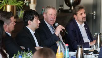 Sven Weizenegger vom CIH (2.v.l.), Andreas Schwarz, MdB und Forschungsdirektor Christian Hummert sind sich beim 2. Parlamentarischen Frühstück einig, wenn es um die schnelle Umsetzung von Innovationen geht.
