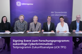 Unterzeichnung der Zusammenarbeit zwischen der Cyberagentur und dem IZT im Forschungsprogramm zCK zur Zukunft der Cyberkriminalität (v.l.n.r.): Dr. Nicole Hartlapp, Programmleiterin zCK der Cyberagentur; Prof. Dr. Christian Hummert, Forschungsdirektor der Cyberagentur; Bettina Bubnys, kaufmännische Geschäftsführerin der Cyberagentur; Dr. Roland Nolte, Geschäftsführung IZT; Sabine Flores Tran, Geschäftsführung IZT; Ingo Kollosche, Projektleiter IZT.