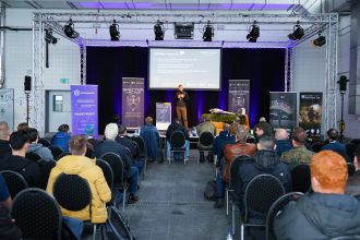 Dr. Julian Laufs, Projektleiter der SPECTRA Challenge von der Cyberagentur, eröffnete die Pitch Days auf dem Fliegerhorst in Erding vor Jury und Teilnehmenden aus Wissenschaft, Wirtschaft und Startups.