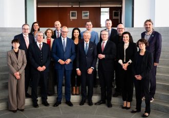 Teilnehmerinnen und Teilnehmer der Auftaktsitzung des Strategiekreises für Technologie und Innovation des Bundeskanzlers (3.v.r.) am 6. November 2025 im Bundeskanzleramt. Im Bild rechts, in der zweiten Reihe: Forschungsdirektor Prof. Dr. Christian Hummert.