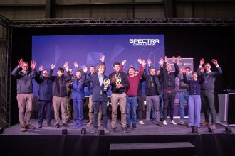 Abschluss der SPECTRA Challenge in Erding: Die Siegerteams des Praxis- und Moonshot-Tracks sowie Vertreter der drei kooperierenden Innovationseinheiten feiern gemeinsam auf der Bühne.