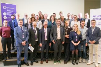 Projektstart für das Forschungsprogramm „Forensik intelligenter Systeme“ (FIS) mit den drei Projektteams, die sich mit ihren Forschungsansätzen im Feld von neun Kurzkonzepten durchsetzen konnten.