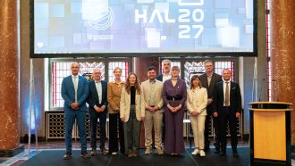 Launch von HAL2027 im Wappensaal des Berliner Roten Rathauses: Beteiligte, Unterstützer und Mitglieder des Preisgerichtes freuen sich auf spannende Einreichungen zum cybersicheren Verwaltungsarbeitsplatz der Zukunft.